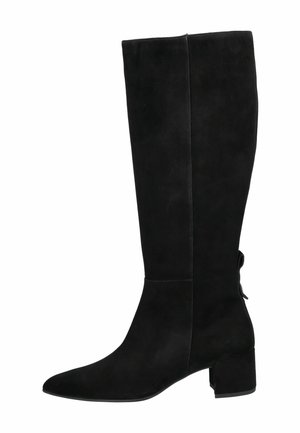 Botte noire en daim, montant jusqu'au genou, avec un bout pointu, un talon bloc et un accent en nœud à l'arrière. Texture lisse et design ajusté.