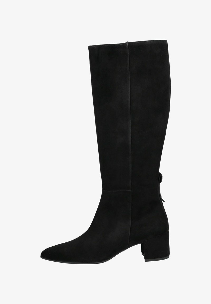 Bota de ante negra hasta la rodilla con punta afilada, tacón cuadrado y un lazo en la parte trasera. Textura suave y diseño ajustado.