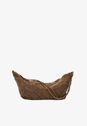 Brązowa torebka w kształcie księżyca z misternymi zdobieniami z perełek w kolorze złotym i srebrnym oraz cienkim paskiem.