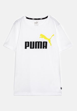 Camiseta de algodón blanca con un gran logotipo negro de "PUMA" y una silueta de puma saltando en amarillo en el frente. Manga corta, cuello redondo.