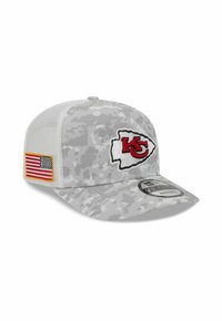 Graue Tarnkappe mit gebogenem Schild, ausgestattet mit einem roten gestickten Teamlogo und einem amerikanischen Flaggenpatch seitlich. Mesh-Rückendesign.