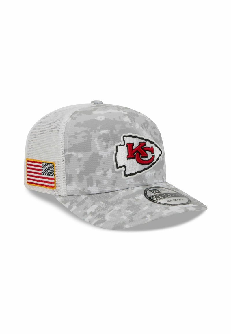 Graue Tarnkappe mit gebogenem Schild, ausgestattet mit einem roten gestickten Teamlogo und einem amerikanischen Flaggenpatch seitlich. Mesh-Rückendesign.