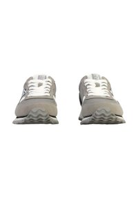 Baskets en suède gris avec des lacets blancs, un logo blanc et marine, et une semelle intermédiaire texturée, affichant un design sportif et rétro.