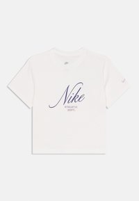 Biela bavlnená tričko s krátkym rukávom, na ktorom sa nachádza fialové logo Nike a nápis "ATHLETIC DEPT." pod ním. Na ľavom rukáve je malý ružový akcent.