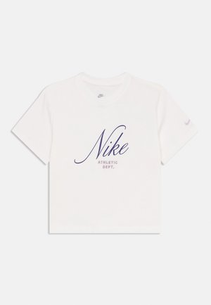 Biela bavlnená tričko s krátkym rukávom, na ktorom sa nachádza fialové logo Nike a nápis "ATHLETIC DEPT." pod ním. Na ľavom rukáve je malý ružový akcent.