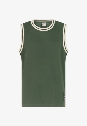 Grøn ærmeløs skjorte med hvid kant, parret med grøn tie-dye badeshorts. Sorte klipklappere fuldender outfittet.