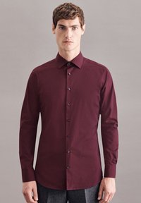 Bordeaux overhemd met lange mouwen en een button-down kraag, voorzien van subtiele textuur en donkere knopen, getailleerde pasvorm en een strakke design.