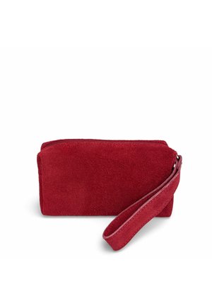 Petit porte-poignet rectangulaire en daim rouge avec fermeture éclair et sangle attachée sur fond blanc.