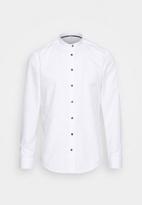 Valkoinen pitkähihainen paita, jossa on korkea kaulus, mustat napit ja sileä pinta. Ominaisuuksiin kuuluvat istuva leikkaus ja pyöristetty helma.