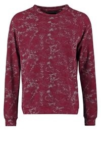Sudadera color burdeos con un patrón texturizado y desgastado. Presenta mangas largas, puños acanalados y cuello redondo. Fabricada con un tejido suave y transpirable.