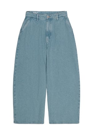 Jean en denim bleu clair à jambes larges avec poches avant, passants pour ceinture, fermeture par bouton et braguette zippée.