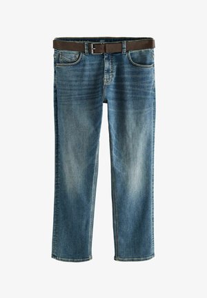 Mėlyni džinsai su tiesiu kirpimu, su rudų odos diržu. Pastebimi blukimo ir šviesinimo efektai priekyje ir gale.