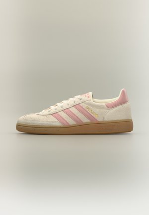 adidas Originals, HANDBALL SPEZIAL - Trainers - off white/wonder mauve/gold metallic