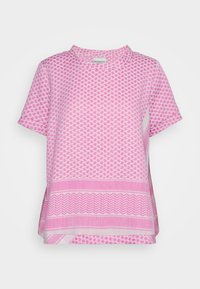 Camisa de manga corta rosa con patrones geométricos, con un escote redondo y una tela texturizada. Ligeramente oversize con aberturas en los lados del dobladillo.