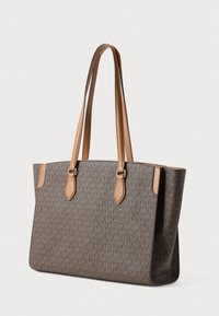 Pruun käekott monogrammimustriga, beež nahkdetailidega ja topeltkandega. Omab avarat põhiosa ja avatud ülaosa disaini.