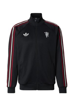 Schwarze Trainingsjacke mit Reißverschluss, roten und weißen Streifen an den Ärmeln, Adidas-Logo auf der linken Brust und einem Emblem mit einer Figur, die einen Dreizack hält, auf der rechten Brust.