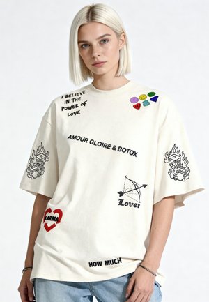 Mira Paris, TATTOO CRUSH OVERSIZED DROPPED SHOULDER TEE 26 UNISEX - T-shirt imprimé - off-white