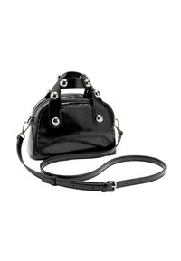 Czarna skórzana torebka o zaokrąglonym kształcie, z srebrnymi ćwiekami, dwoma górnymi uchwytami oraz regulowanym paskiem na ramię. Wyposażona w zamek błyskawiczny.