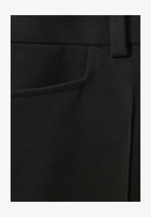 Svarta tygbyxor med en strukturerad yta, rak passform, horisontell rand nära toppen och en liten ficka på sidan.