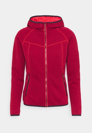 Czerwona, teksturowana bluza z kapturem na suwak, z długimi rękawami, czarną lamówką na mankietach i u dołu oraz zamykanymi na zamek kieszeniami po bokach, przedstawiona na jednolitym tle.