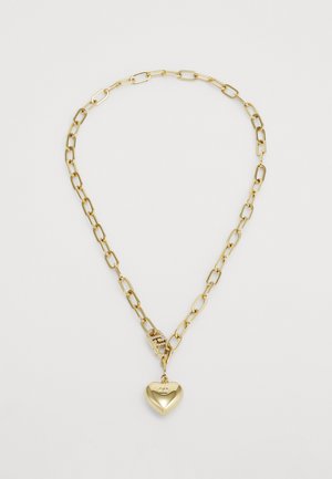 Arany nyaklánc hosszúkás láncszemekkel és szív alakú medállal, amelyen díszes gravírozás található, valamint egy ragyogó csillogással díszített zár.
