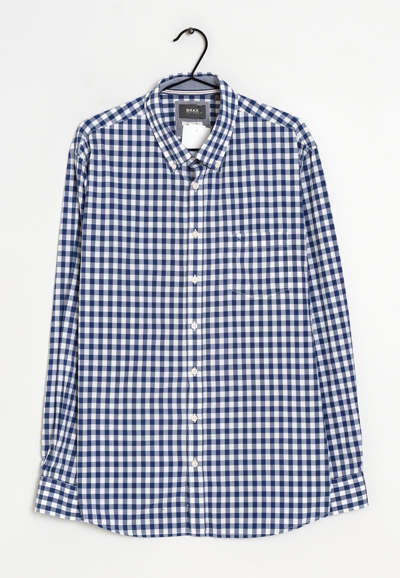 Chemise à manches longues boutonnée avec motif à carreaux bleu et blanc suspendue sur un cintre noir sur fond blanc.