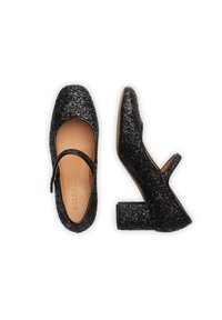 Černé třpytivé Mary Jane boty se zaoblenou špičkou, páskem a masivním čtvercovým podpatkem. Hladká vnitřní podšívka s raženým brandingem.