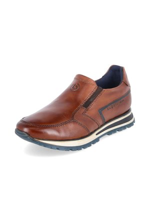 Brązowe skórzane męskie buty wsuwane z elastycznymi panelami bocznymi, ciemną podeszwą z białym paskiem i przeszywanymi detalami.