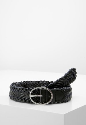 Cintura in pelle intrecciata nera con fibbia ovale in tonalità argento, caratterizzata da una trama intricata e una superficie liscia lungo la cinghia.
