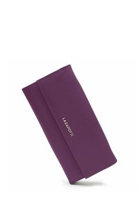 Cartera de cuero texturizado morado con cierre de solapa y logo dorado "Lazarotti" en la parte delantera.