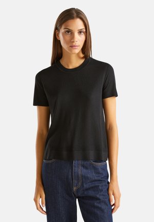 Top en tricot noir à manches courtes avec un col rond et un ourlet droit ; texture lisse sans motifs ni embellissements.