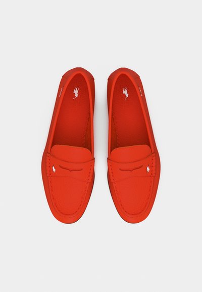 Ζευγάρι ζωντανά κόκκινα δερμάτινα μοκασίνια με ραμμένα σχέδια και μικρό λευκό λογότυπο παίκτη πόλο στο μπροστινό μέρος και στην εσωτερική σόλα.