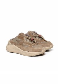 Sneaker in suede beige con una finitura testurizzata, dotate di una collare imbottito, chiusura con lacci e una suola in gomma spessa con una leggera curvatura.
