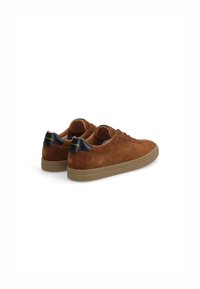 Sneaker in suede marrone con suola in gomma, caratterizzati da un accento sul tallone blu navy e una punta testurizzata. Design con lacci e dettagli di cucitura minimi.