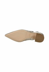 Chaussure à talon haut avec un bout pointu, tige argent métallique, texture lisse, semelle intérieure rembourrée et semelle extérieure en caoutchouc brun clair.