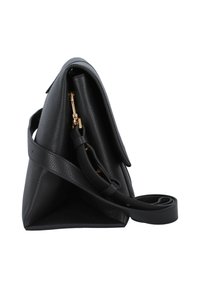 Borsa a tracolla in pelle nera con texture, dalla forma triangolare, dotata di una chiusura dorata e di una tracolla regolabile.