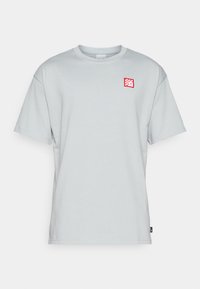 Nike Performance LIVERPOOL FC NIKE PRM JOCKTAG TEE - Vereinsmannschaften - light smoke grey