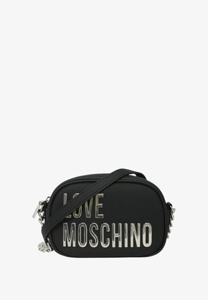 Borsa a tracolla nera con lettering lucido argentato "LOVE MOSCHINO", materiale liscio, forma arrotondata e tracolla regolabile con dettagli metallici.