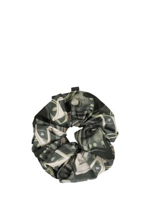 Scrunchie in tessuto nero e grigio con motivo geometrico astratto e puntinato, raccolto a forma circolare su sfondo bianco.