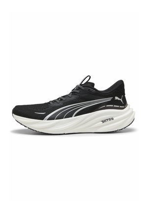 Scarpa da corsa nera con tomaia in mesh testurizzato, suola bianca e logo Puma prominente. Presenta un intersuola curvo e accenti riflettenti.