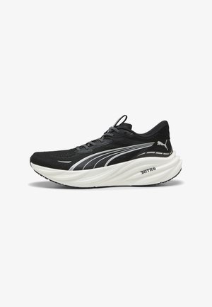 Fekete futócipő textúrált hálós felsőrésszel, fehér talppal és feltűnő Puma logóval. Gömbölyített középtalppal és fényvisszaverő részletekkel rendelkezik.