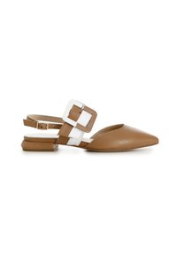 Hnědá kožená obuv typu slingback s špičatou špičkou, která má velkou bílou přezku a nízký blokový podpatek. Hladký povrch a čisté linie.