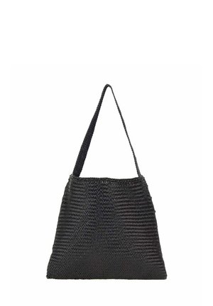Zwarte geweven handtas met een driehoekige vorm, een enkele schouderband en een gestructureerd oppervlak met een zigzagpatroon.
