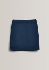 Granatowa mini spódnica z teksturowanej tkaniny, z gładkim pasem i prostym krojem. Brak widocznych wzorów i ozdób.