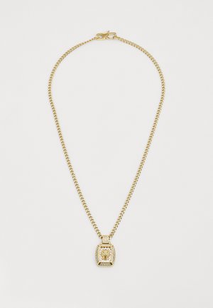 Ogrlica u zlatnoj boji s dizajnom lanca. Sadržava pravokutni privjesak ukrašen prozirnim draguljima i središnjim emblema.