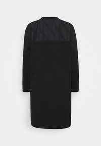 Schwarzes Kleid mit langen Ärmeln, das ein strukturiertes Oberteil mit "LAGERFELD"-Branding aufweist. Glatter unterer Teil, einfaches und minimalistisches Design.