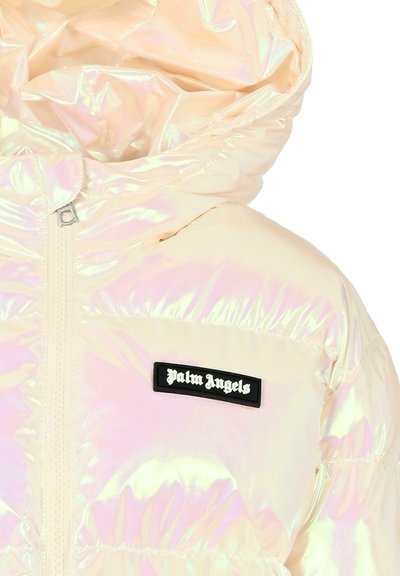 Glinsterende, iriserende crème pufferjack met capuchon, rits aan de voorkant en een zwart Palm Angels-logo op de borst.