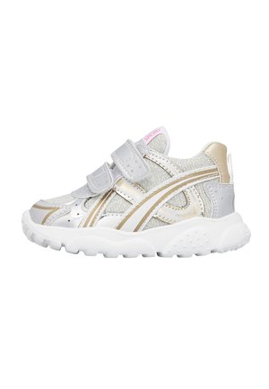 Scarpa sportiva argento e oro con tomaia in rete, due cinturini in velcro, suola in gomma bianca, dettagli testurizzati e elementi di design traspiranti.