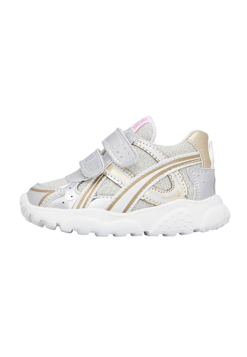 Silberne und goldene Sportschuhe mit einem Mesh-Obermaterial, zwei Klettverschluss-Riemen, weißer Gummisohle, strukturierten Akzenten und atmungsaktiven Designelementen.
