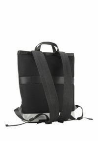 Zaino in rete nera con spallacci regolabili, design piatto e fondo grigio. Presenta una maniglia superiore per un trasporto facile.